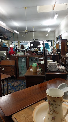 Comments and reviews of Antiques in Thames