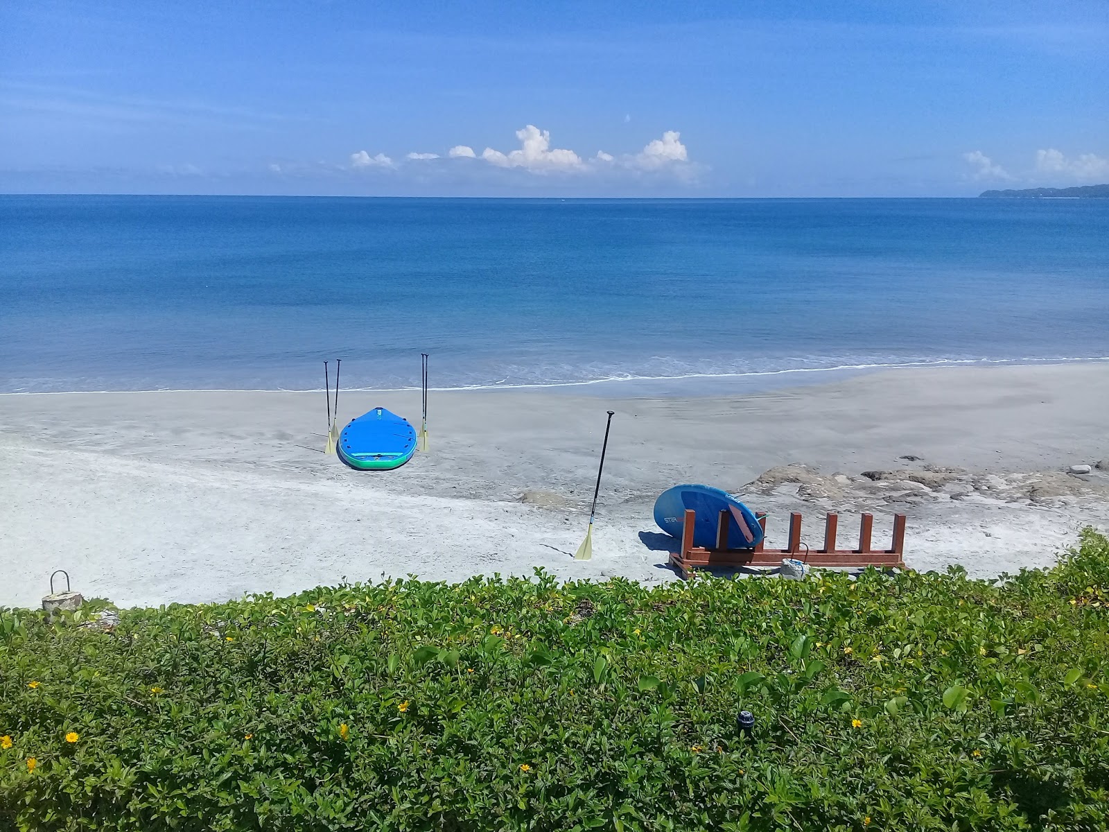 Foto van Careyeros beach ondersteund door kliffen