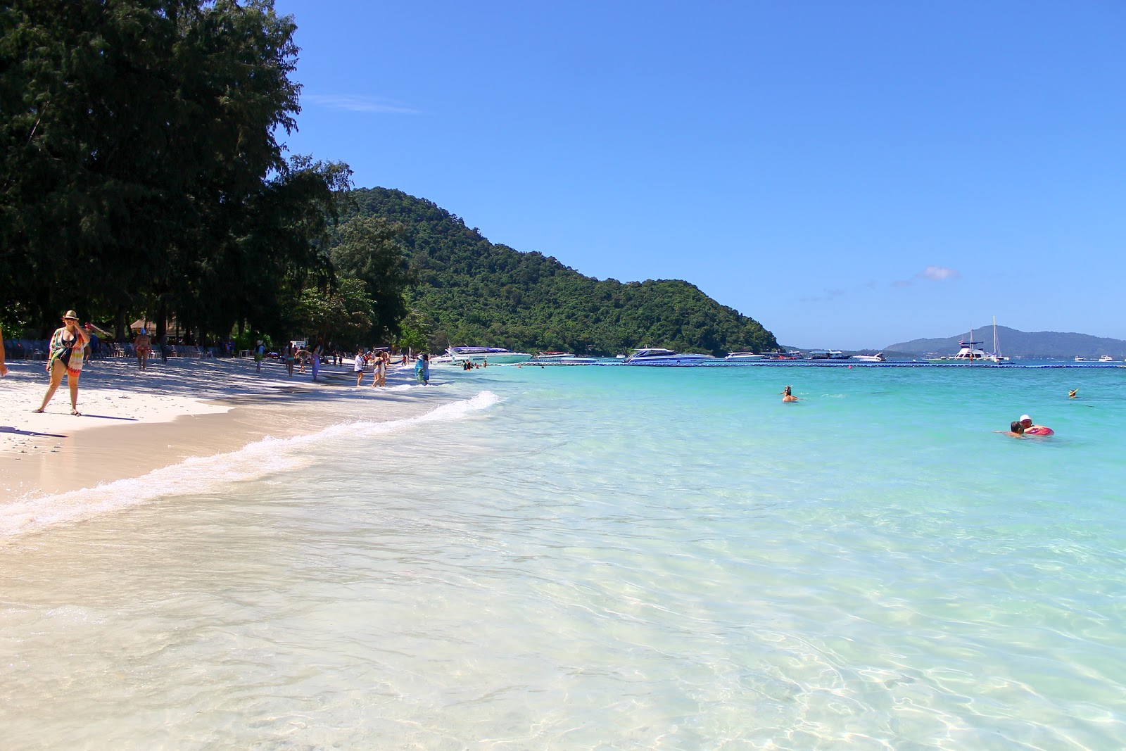 Foto von Korallenstrand mit feiner weißer sand Oberfläche