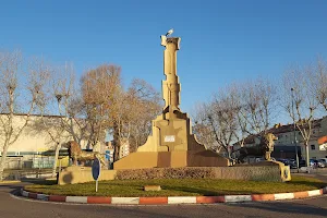 Glorieta de los Leones y Jardines image