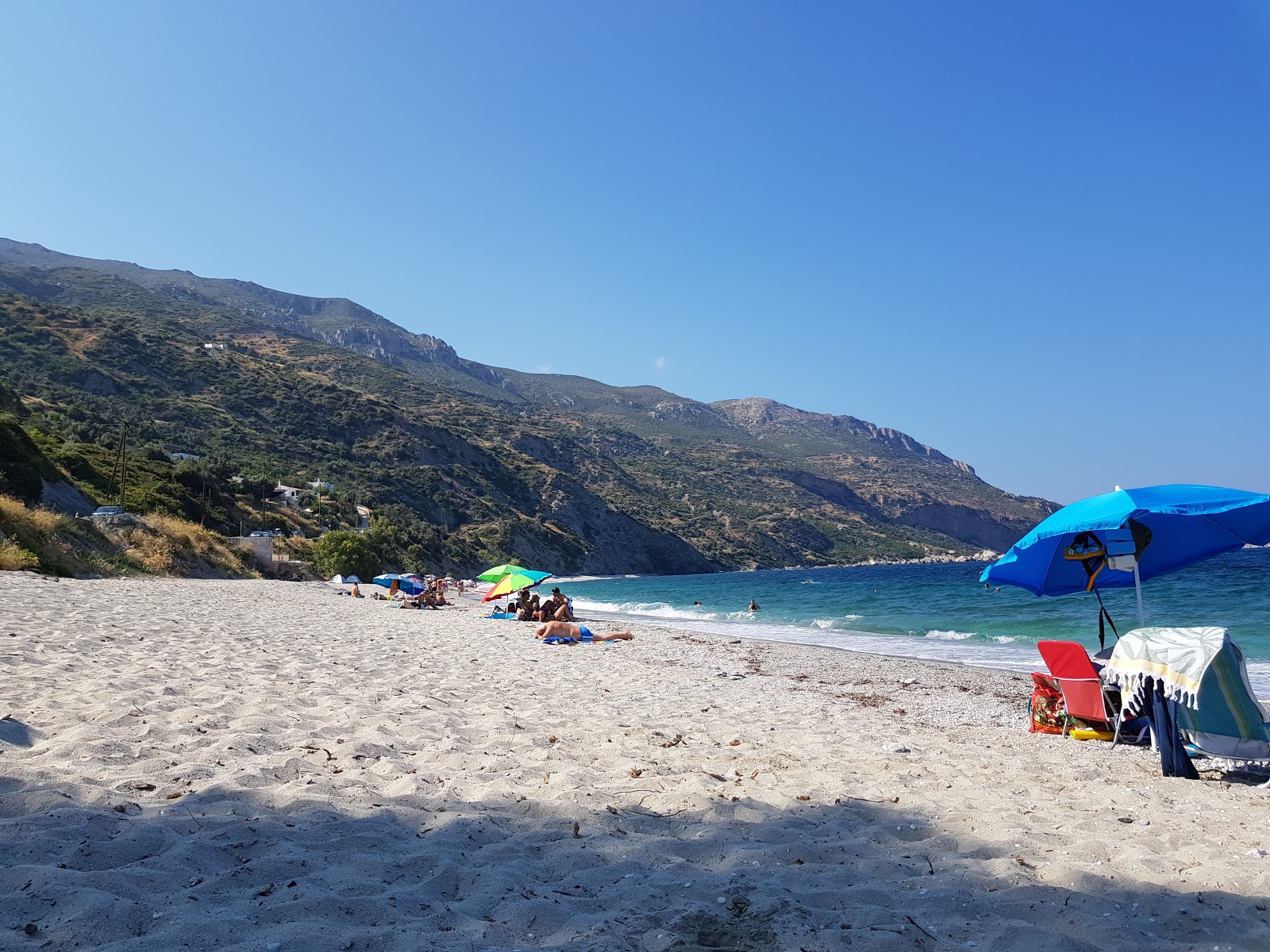 Zdjęcie Korasida beach z powierzchnią małe beżowe kamyki