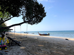 Photo de Koh Jum Beach partie de la zone de l'hôtel