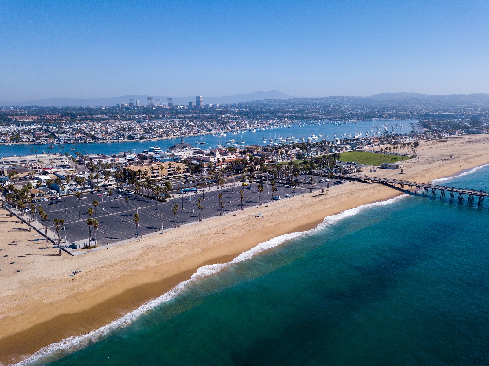 Φωτογραφία του Balboa Peninsula beach με μακρά ευθεία ακτή