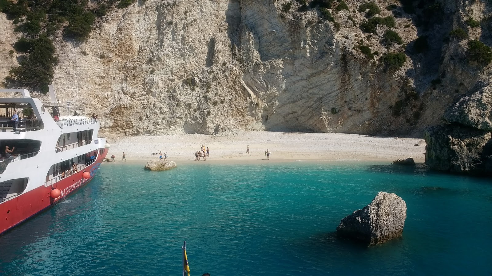 Foto von Ithaki Strand von Klippen umgeben