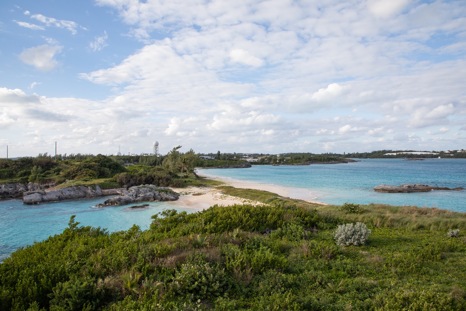 Foto de Long Bay Beach - lugar popular entre os apreciadores de relaxamento