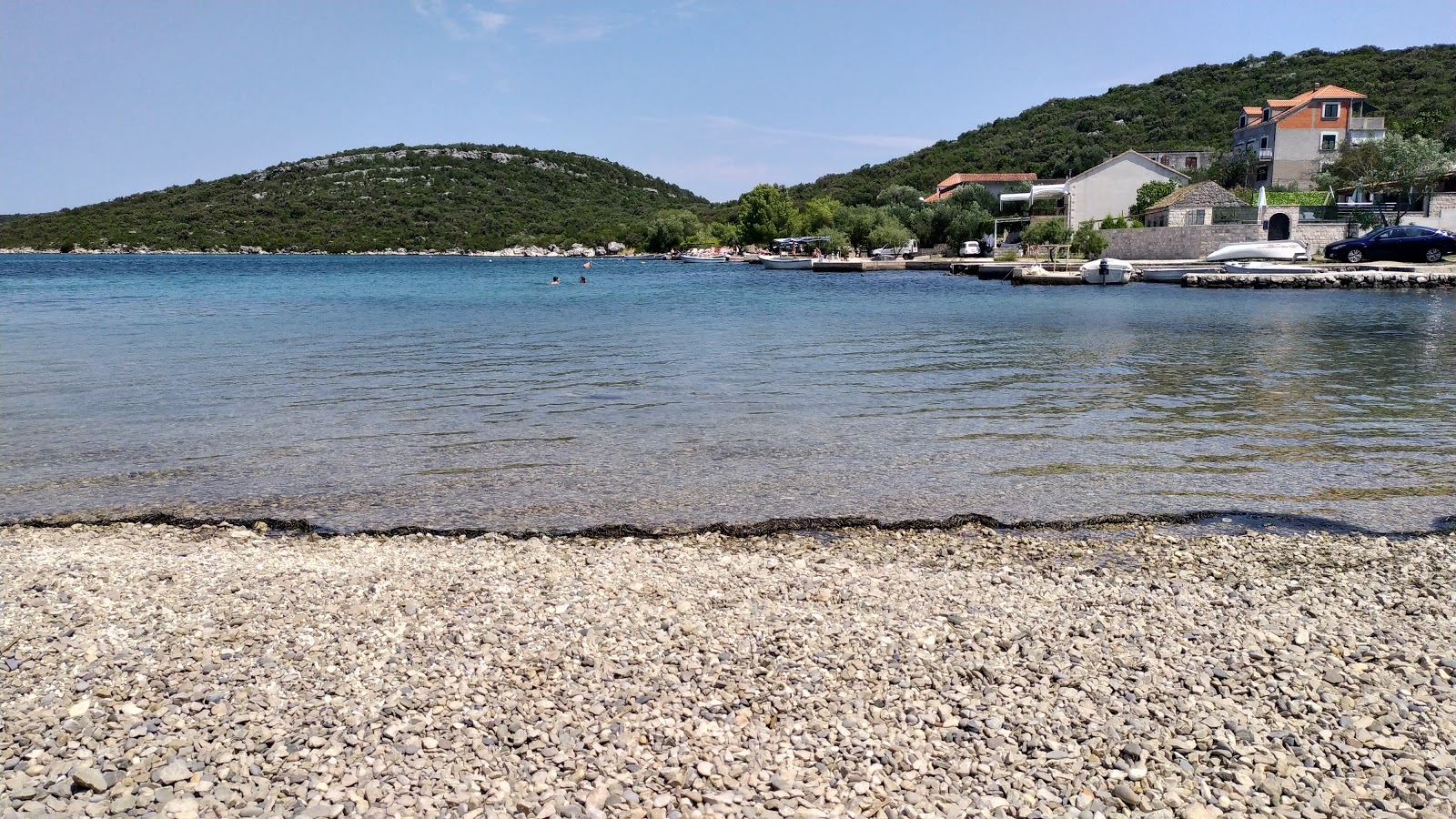 Foto de Luka Dubrava beach con agua cristalina superficie