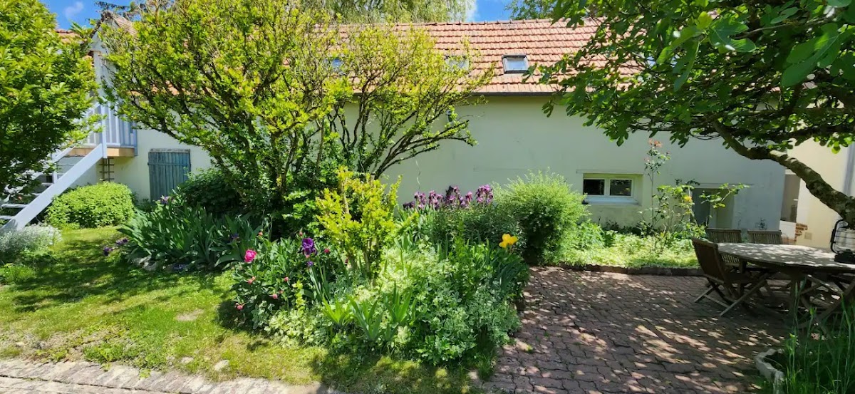 Le Petit Lavoir: Maison de vacances et studio à la campagne avec piscine, proche circuit 24h du mans, Sarthe,Pays de la Loire Mayet