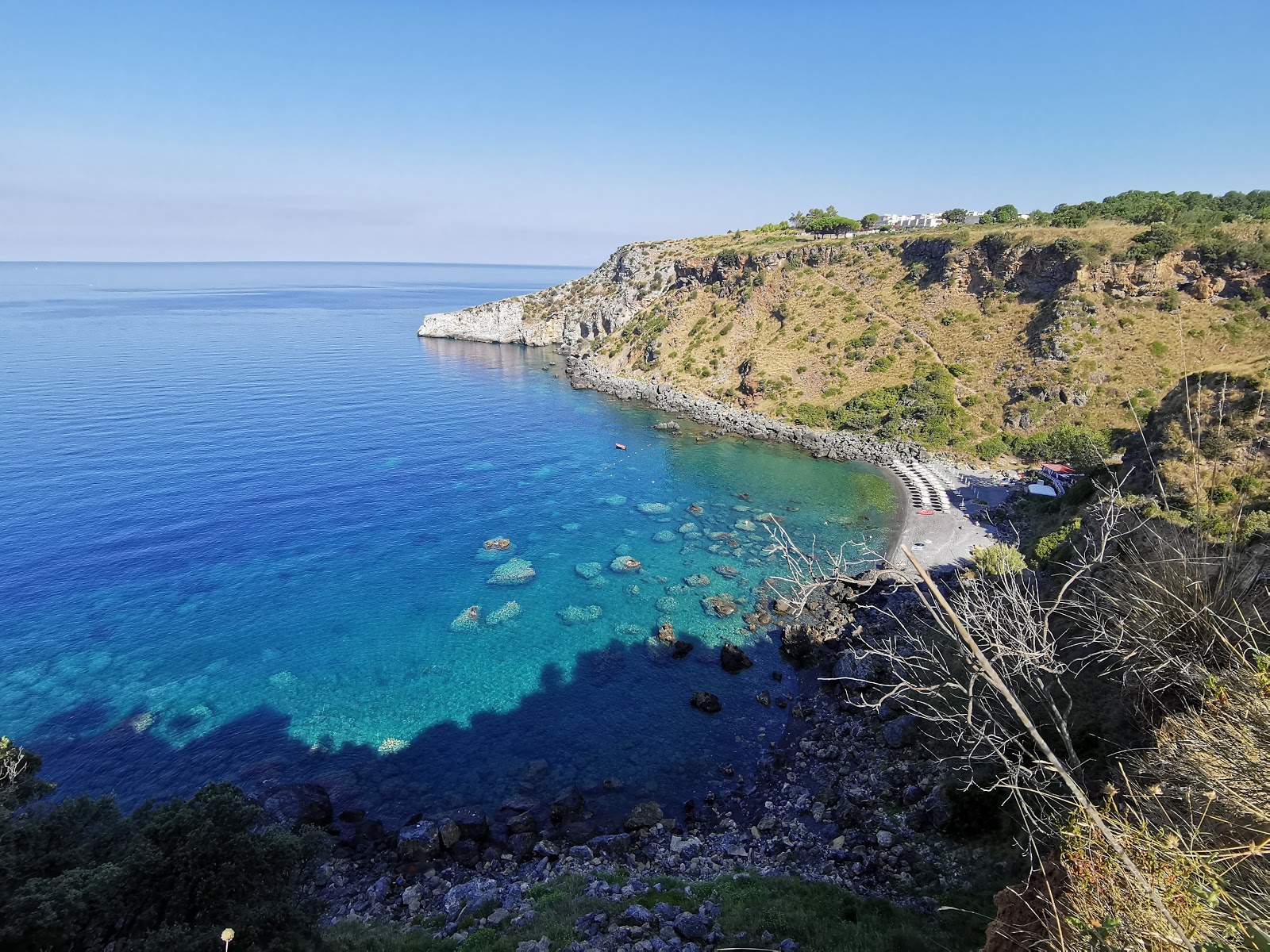 Photo de Baia del Carpino avec l'eau bleu de surface