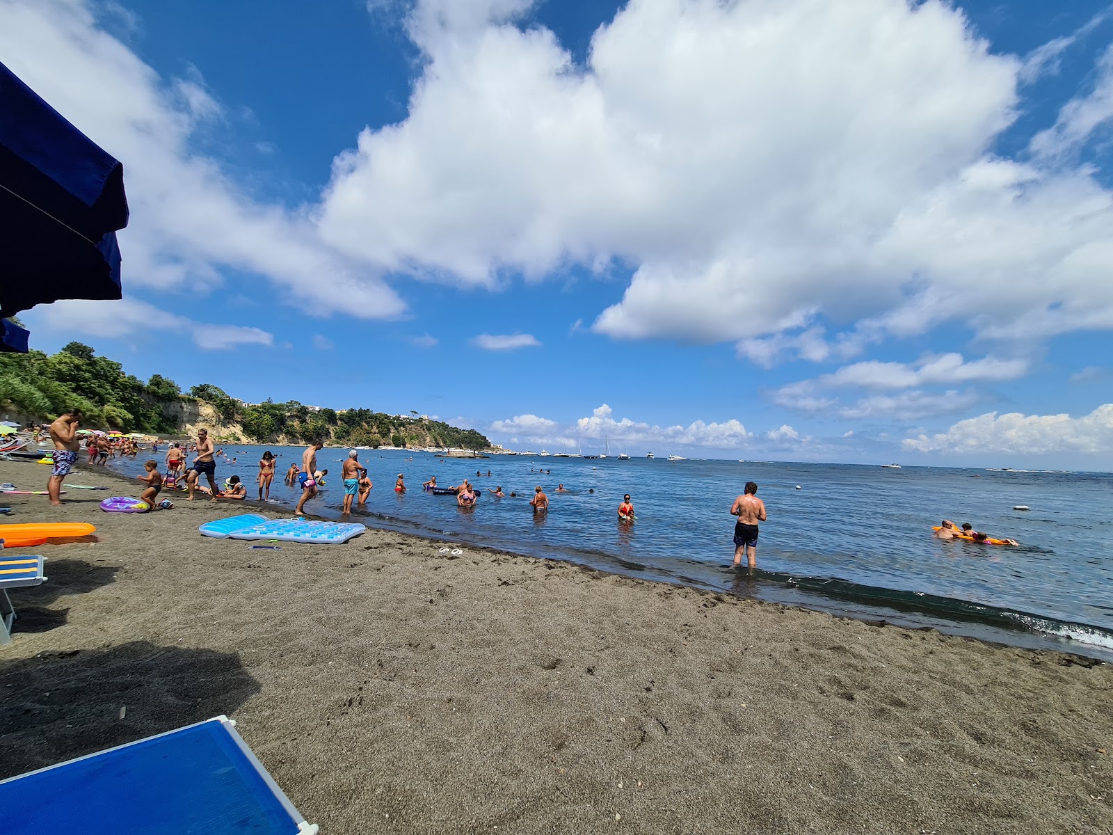 Spiaggia di Silurenza的照片 带有蓝色的水表面