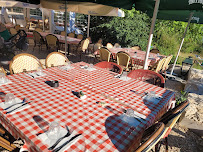 Atmosphère du Restaurant Guinguette Merpuis Lac de Chambod à Serrières-sur-Ain - n°8