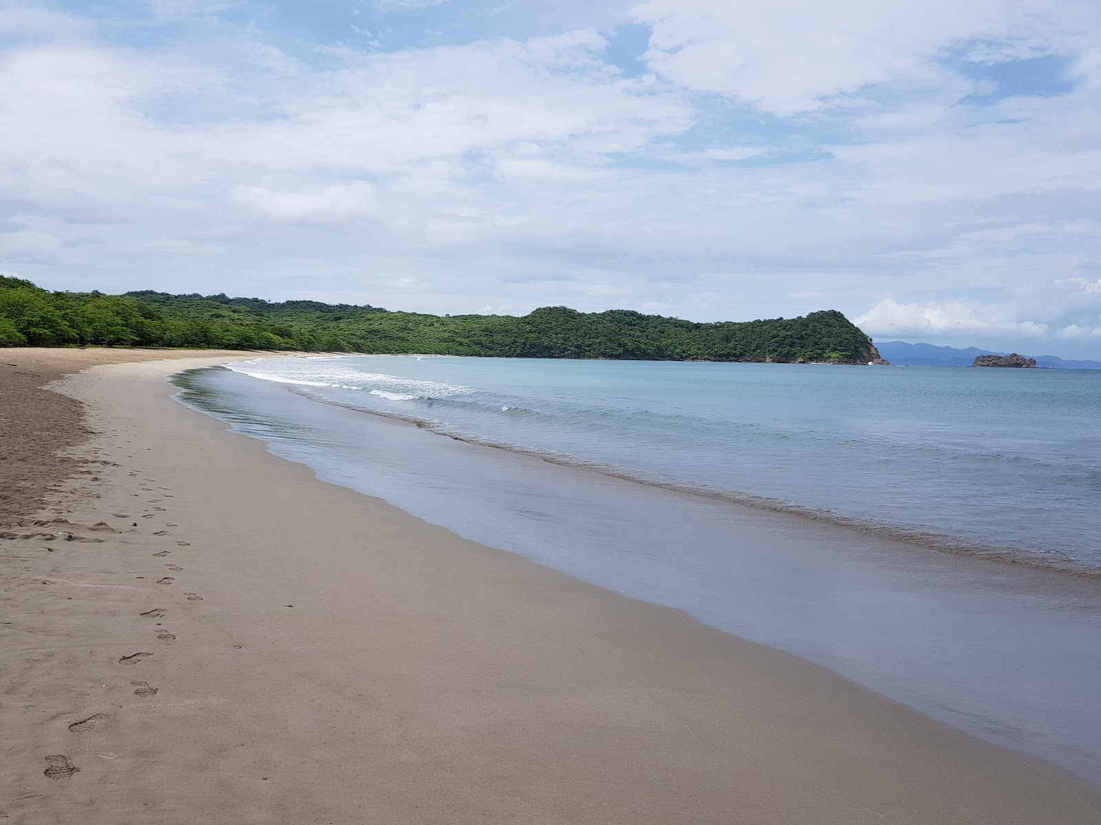 Φωτογραφία του Παραλία Λα Φλορ με φωτεινή άμμος επιφάνεια
