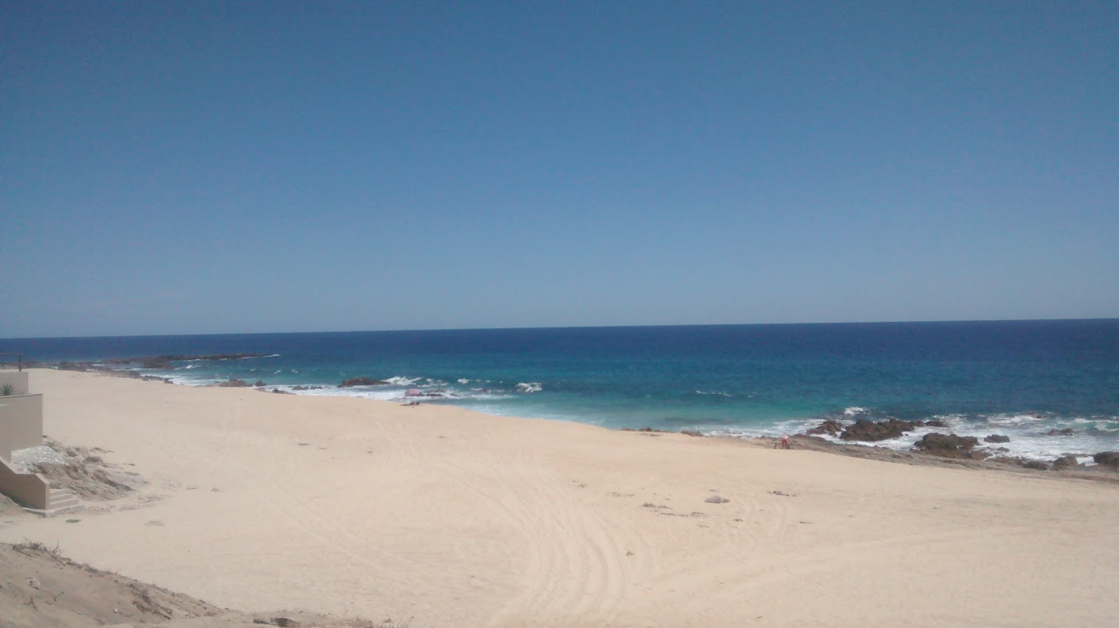 Valokuva Playa Los Zacatitosista. pinnalla turkoosi puhdas vesi:n kanssa