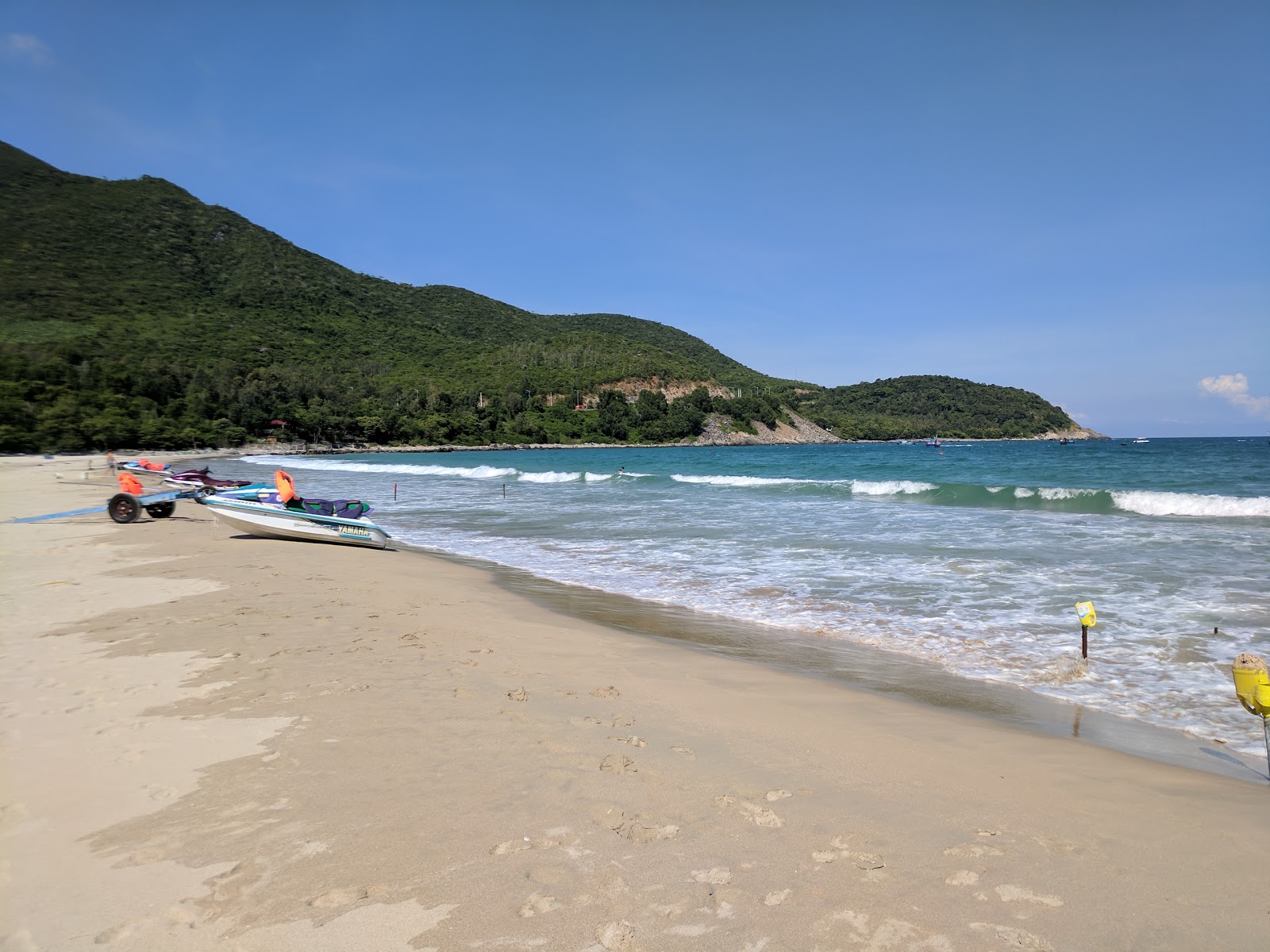 Zdjęcie Khu Du Lich Beach z powierzchnią turkusowa czysta woda