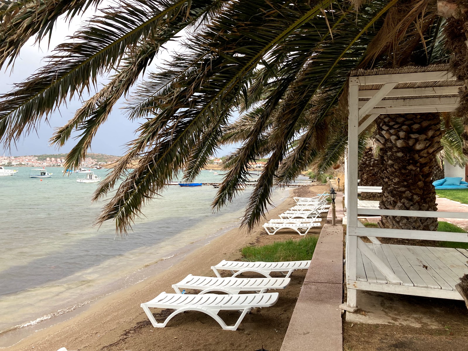 Foto di Erol beach con una superficie del sabbia luminosa