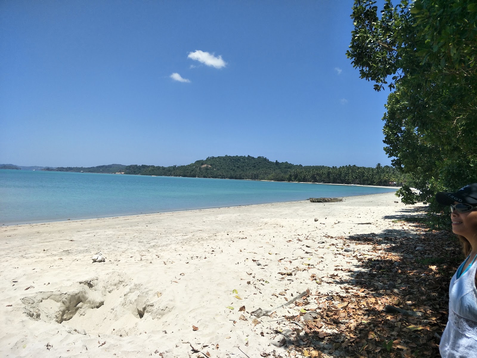 Φωτογραφία του Makatombaten Beach υποστηρίζεται από βράχους