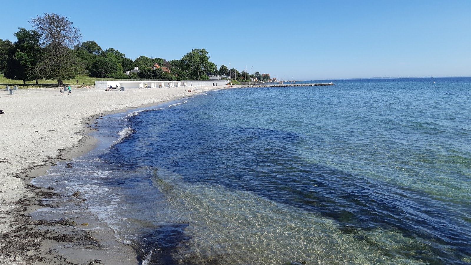 Foto de Bellevue Beach com areia brilhante superfície