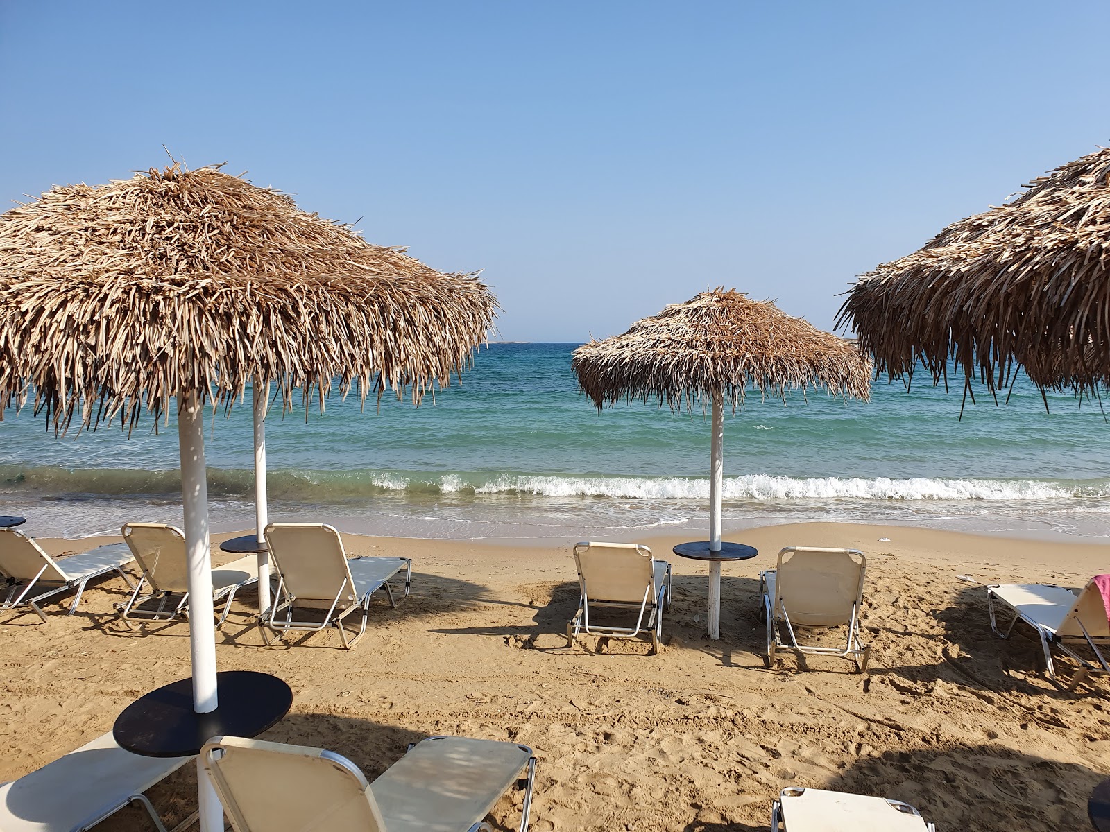 Photo de Agios Anargyroi beach zone des équipements
