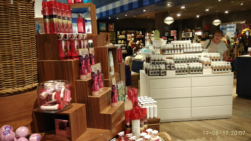 Shopping Mall «Jordan Creek Town Center», reviews and photos, 101 Jordan Creek Pkwy, West Des Moines, IA 50266, USA