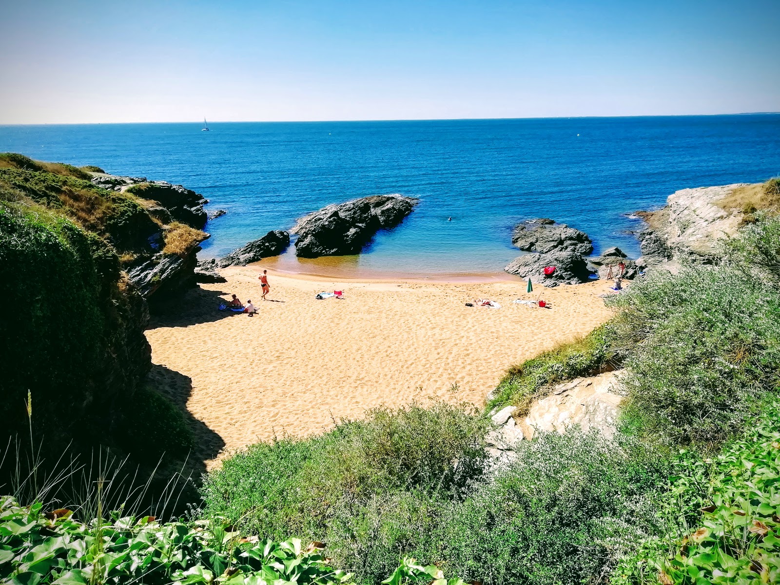 Foto di La Gauviniere beach con una superficie del sabbia beige