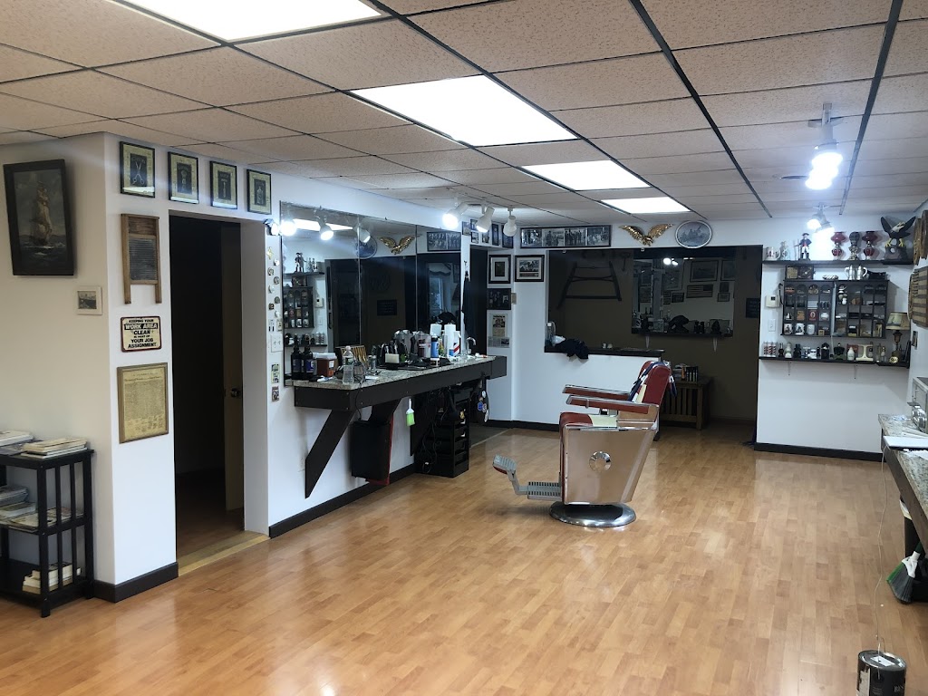 Roland’s Old School Barber Shop 04743