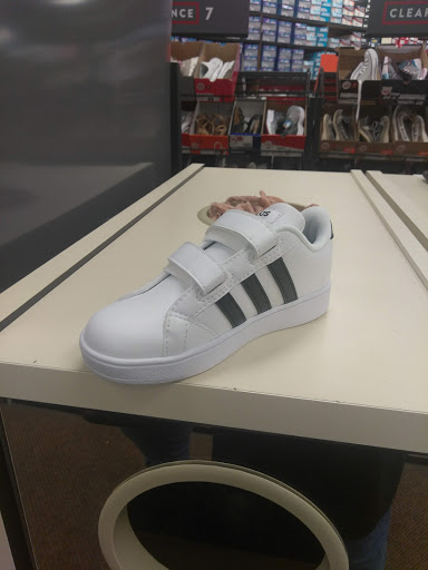 Shoe Store «Famous Footwear», reviews and photos, 420 N Hwy 67, Cedar Hill, TX 75104, USA