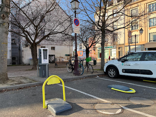 Borne de recharge de véhicules électriques IZIVIA Station de recharge Schiltigheim