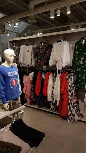 Clothing Store «H&M», reviews and photos, 37 Aquarium Way, Long Beach, CA 90802, USA