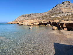 Zdjęcie Amatos Beach otoczony górami