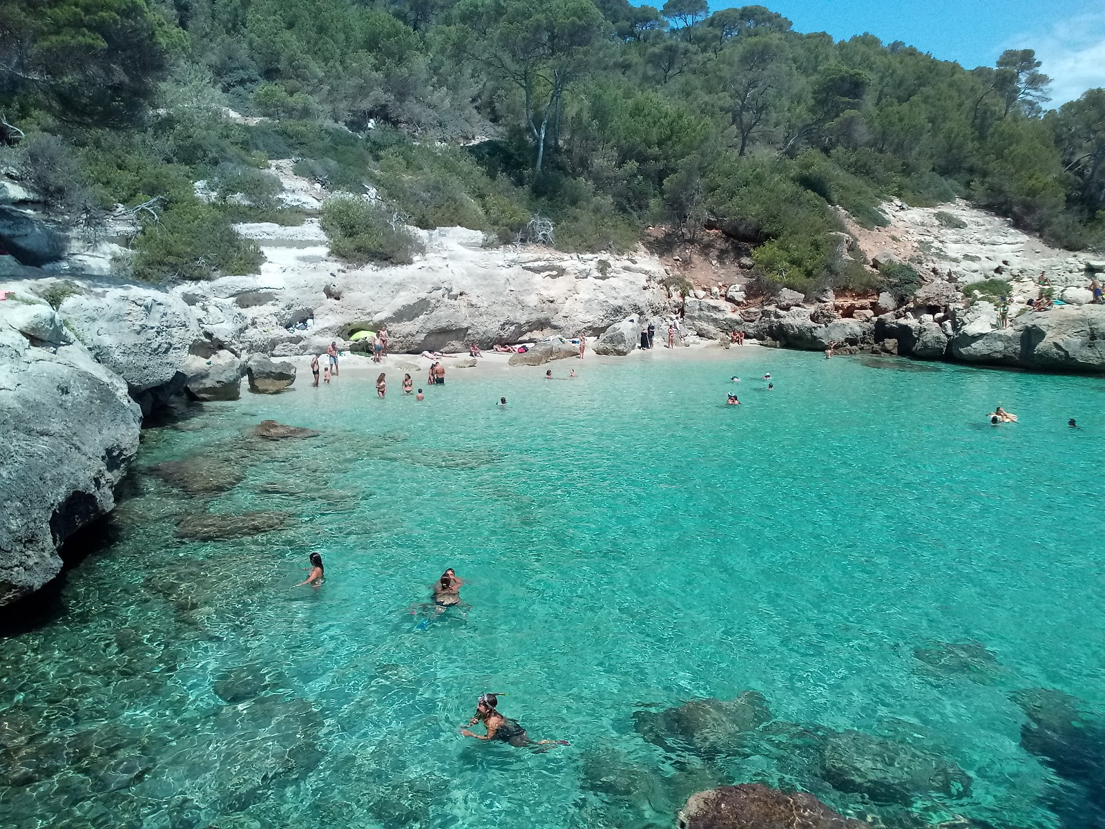 Foto av Cala Mitjaneta beläget i naturområde