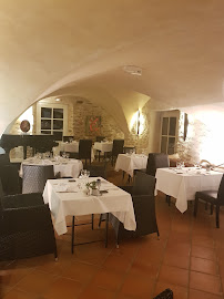 Atmosphère du Restaurant-Hotel Le Mas de Baumes à Ferrières-les-Verreries - n°5