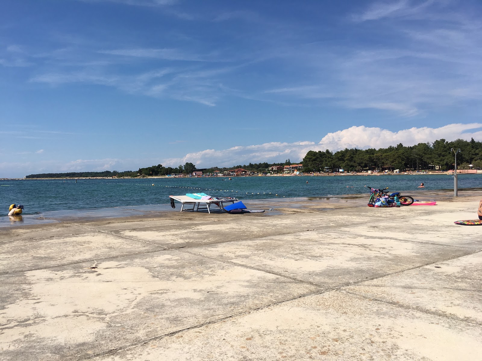 Foto di Vela Draga beach con una superficie del acqua cristallina