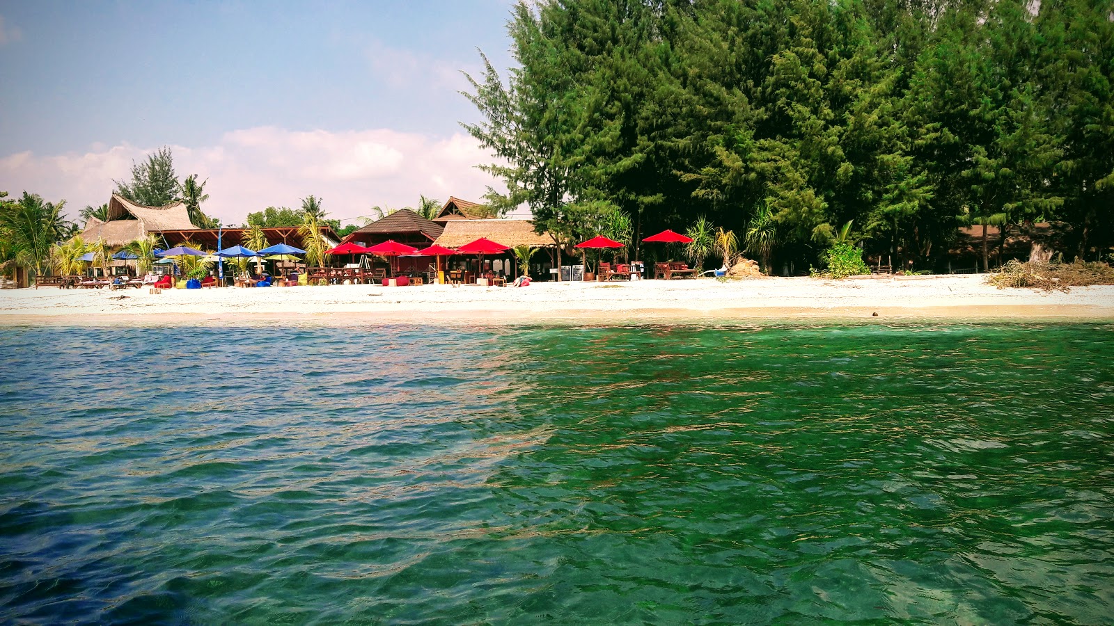 Foto di Gili Air Camilla Beach con una superficie del acqua cristallina