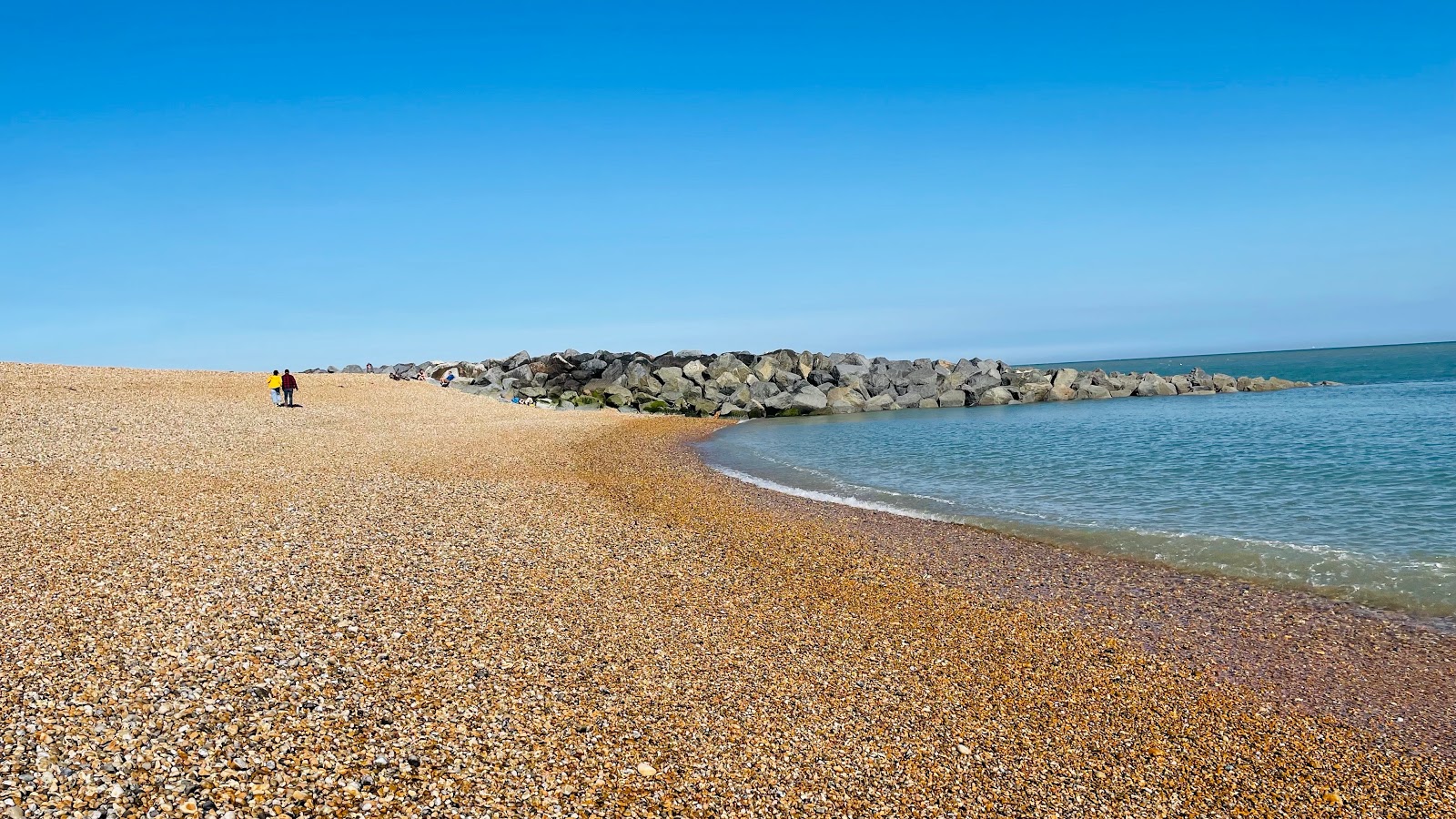 Foto af Folkestone Strand med blåt rent vand overflade