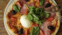 Plats et boissons du Pizzeria Au Coin de Table - Restaurant Pizza Lyon 7 - n°1