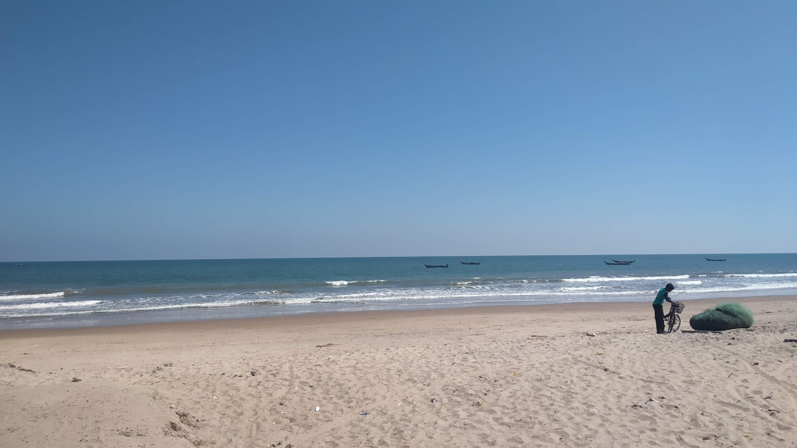 Φωτογραφία του Chinaganjam Beach με επίπεδο καθαριότητας εν μέρει καθαρό