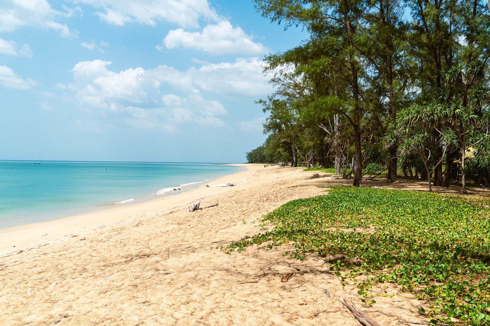 Foto van Sai Kaew Beach met helder zand oppervlakte