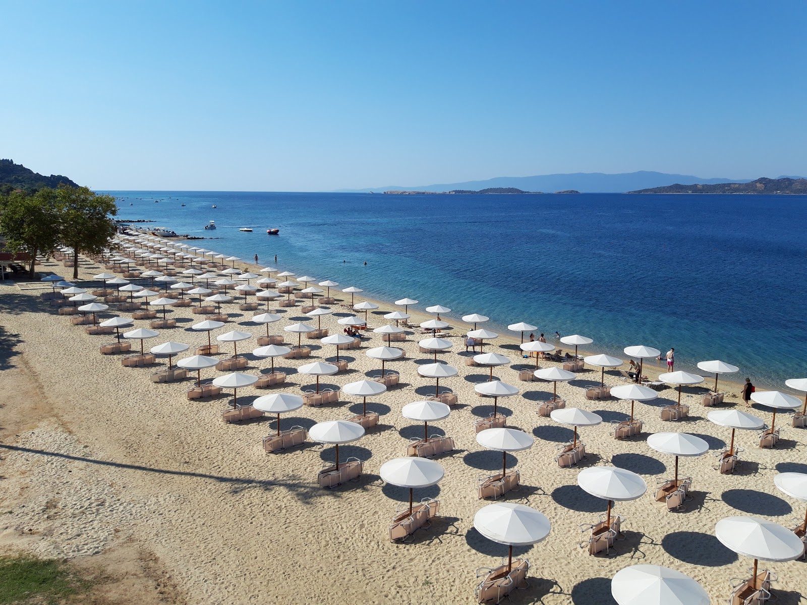Foto di Paralia Akrathos con una superficie del sabbia beige