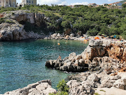 Dugno beach'in fotoğrafı küçük koy ile birlikte