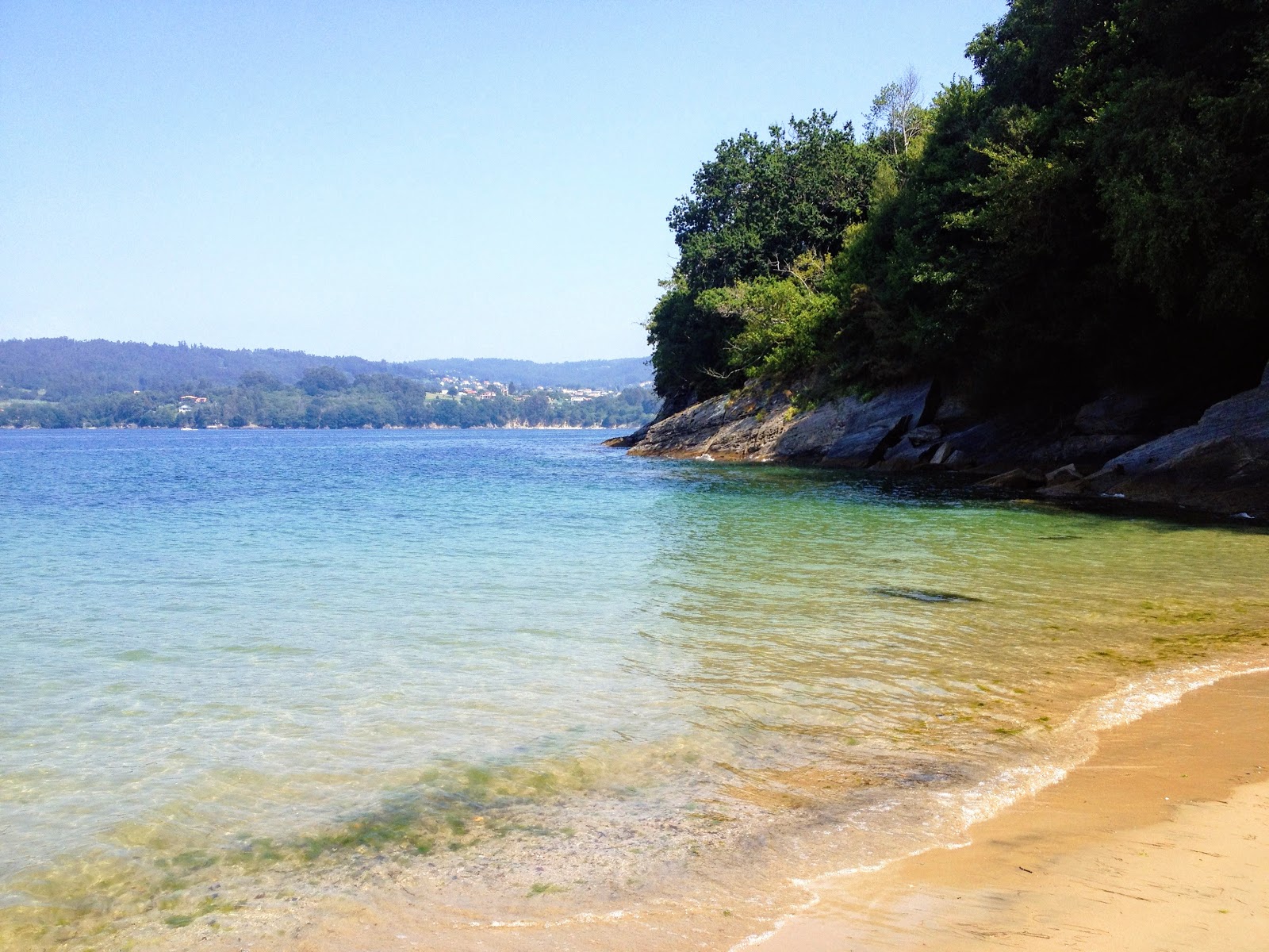 Fotografie cu Praia de Centrona cu nivelul de curățenie înalt