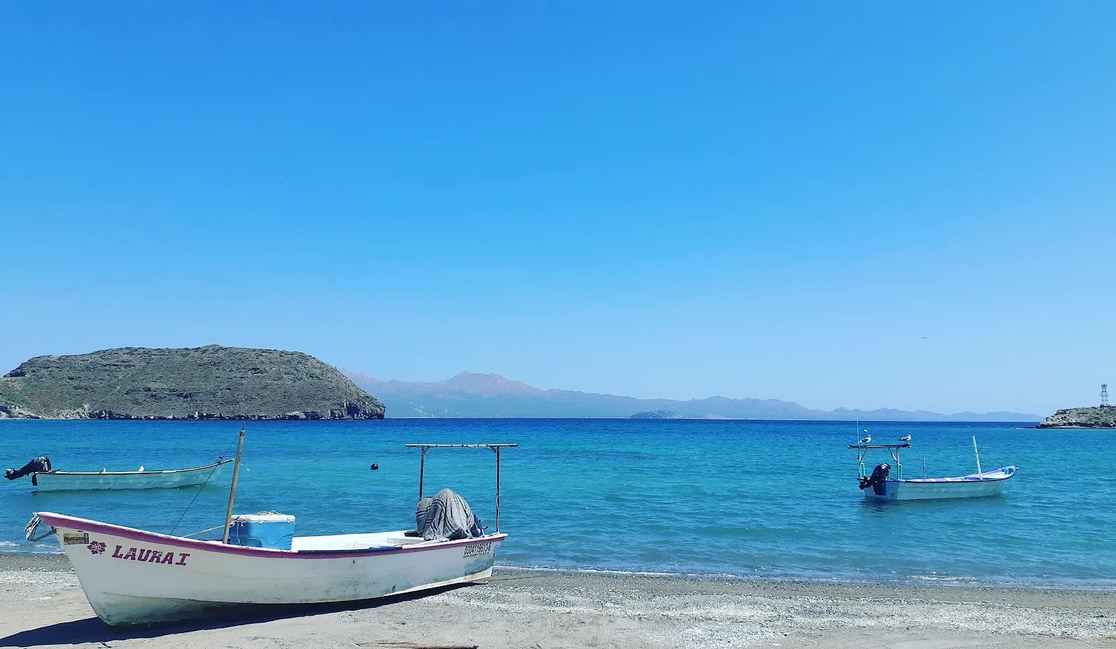 Valokuva Playa San Evaristoista. pinnalla harmaa hiekka:n kanssa