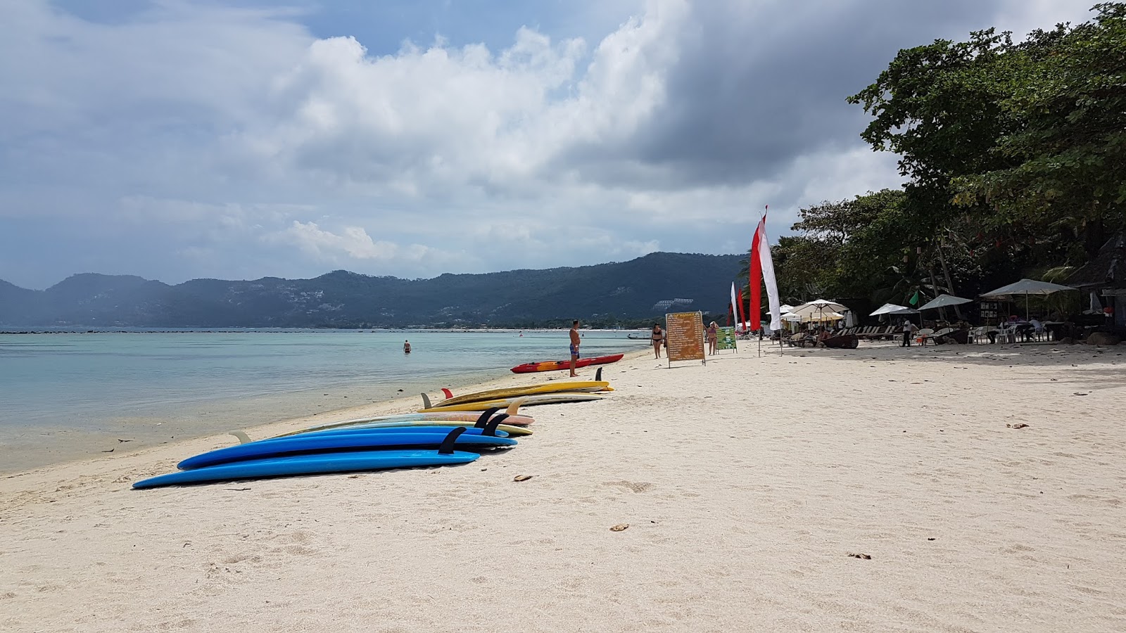 Foto av Chaweng Beach och dess vackra landskap