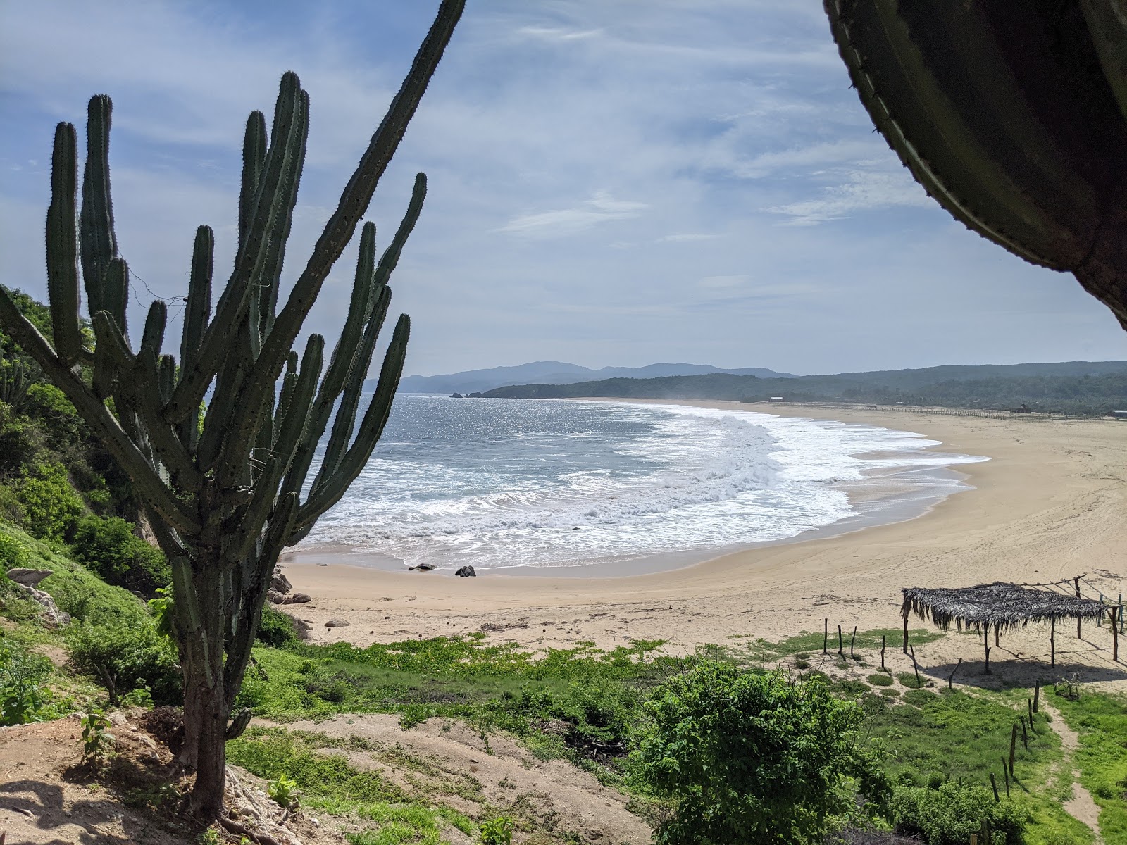 Foto di Tahueca beach con dritto e lungo
