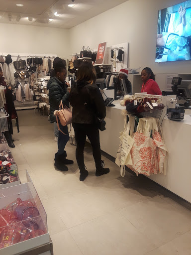 Shopping Mall «Laurel Park Place», reviews and photos, 37700 West Six Mile Road, Livonia, MI 48152, USA