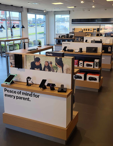 Cell Phone Store «Bluegrass Cellular», reviews and photos, 1608 Ring Rd, Elizabethtown, KY 42701, USA