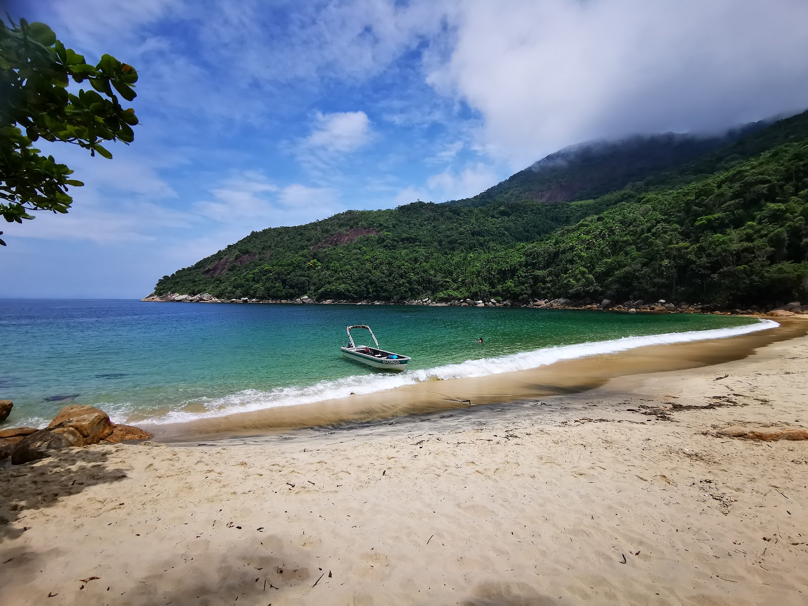 Photo de Plage de Meros situé dans une zone naturelle