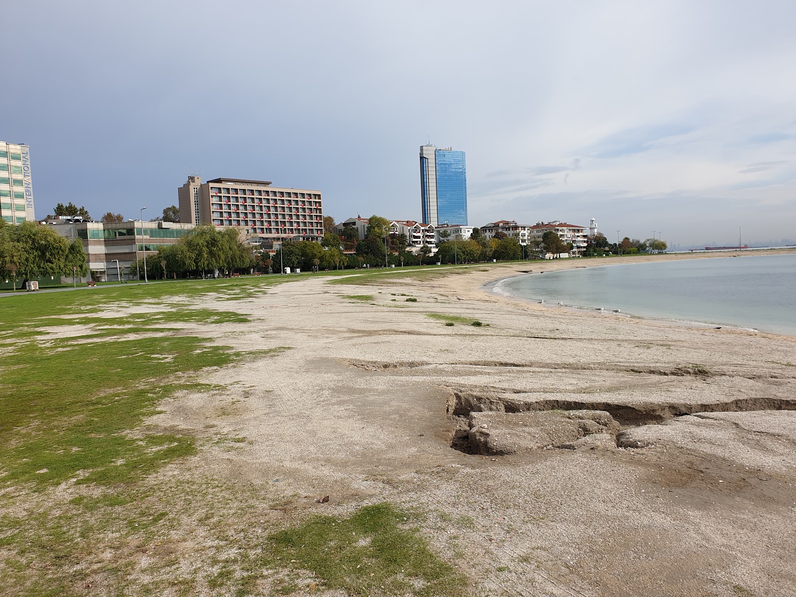 Fotografie cu Bakirkoy beach - locul popular printre cunoscătorii de relaxare