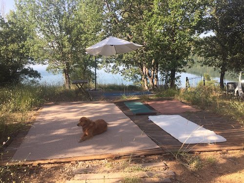 Yoga au bord du lac à Montagnac-Montpezat