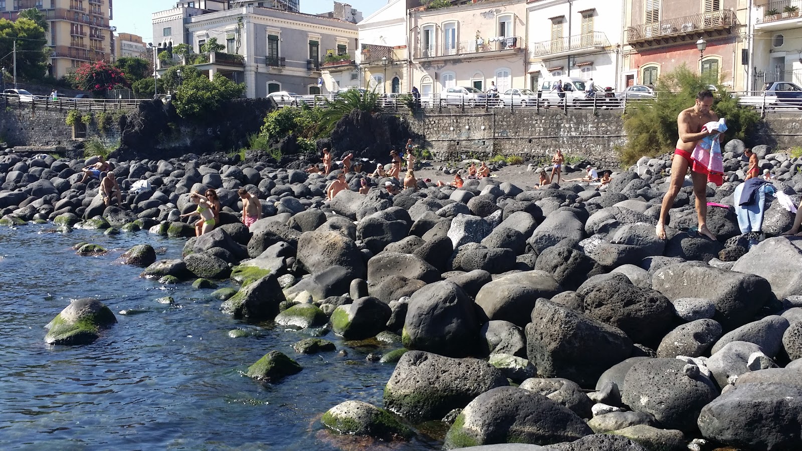 Ognina-Picanello beach'in fotoğrafı - rahatlamayı sevenler arasında popüler bir yer