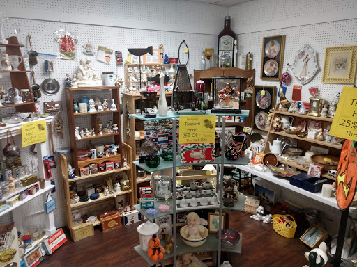Shopping Mall «Town Peddler Craft and Antique Mall», reviews and photos, 35323 Plymouth Rd, Livonia, MI 48150, USA