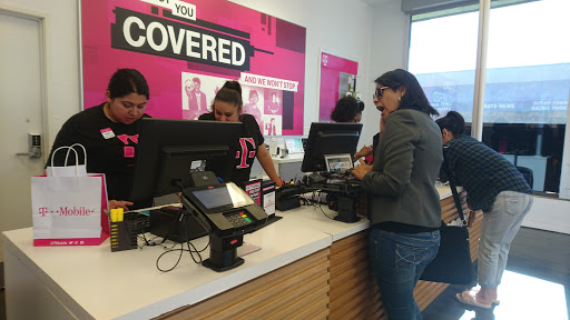 Cell Phone Store «T-Mobile», reviews and photos, 21844 Ventura Blvd, Woodland Hills, CA 91364, USA